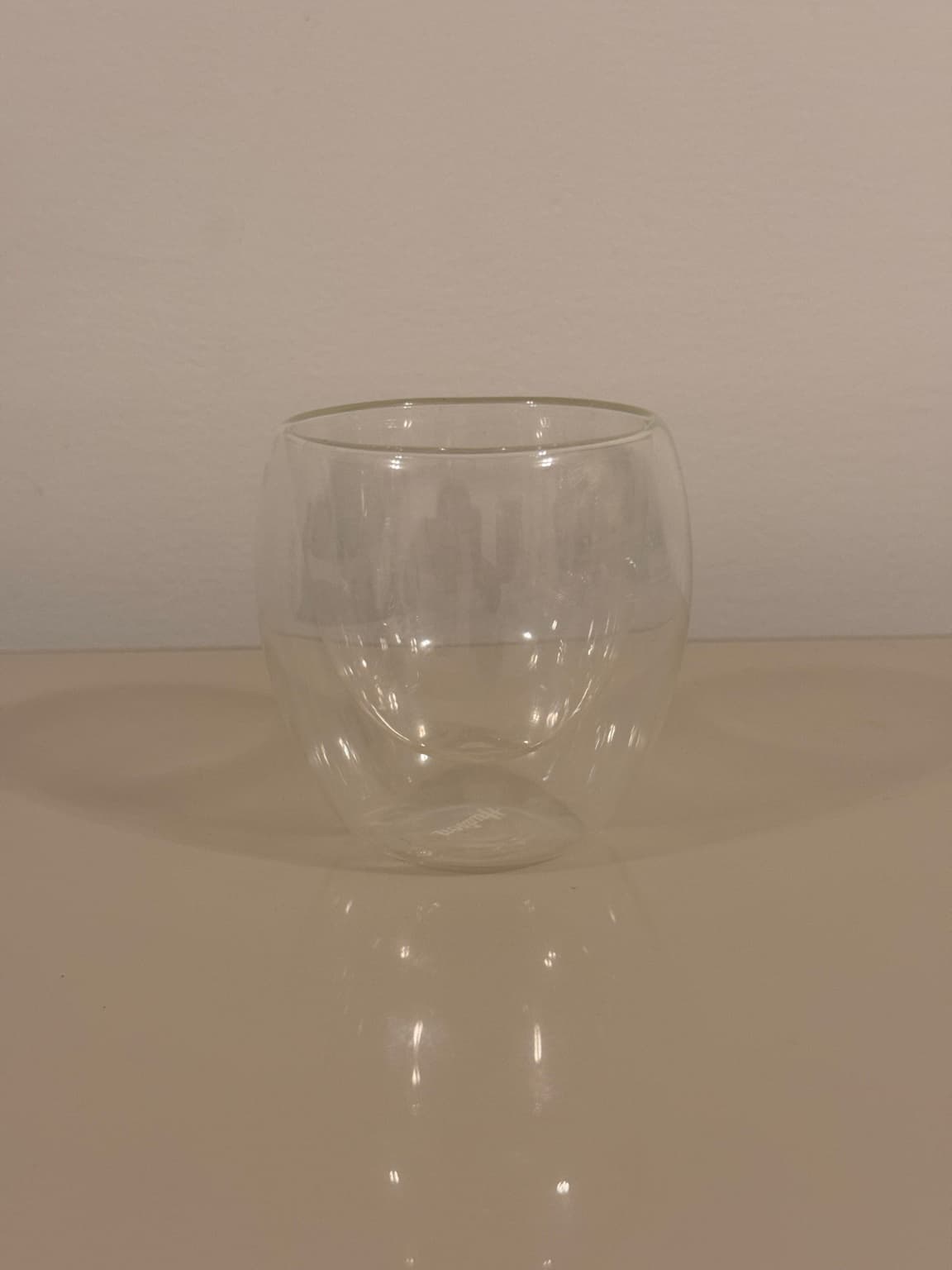 Foto original de bebida tomada con celular antes de usar ProductShots AI