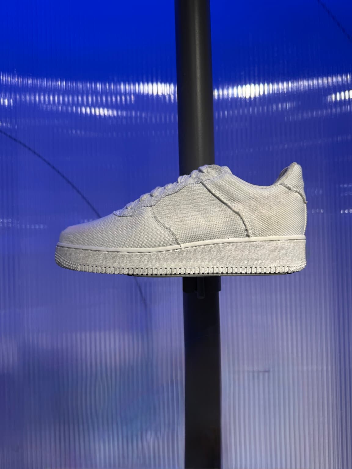 Foto original de producto de moda tomada con celular antes de usar ProductShots AI